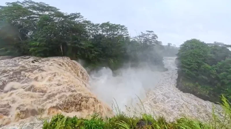 Tropical Storm Lala lashes Hawaii, triggering outages and flood warnings