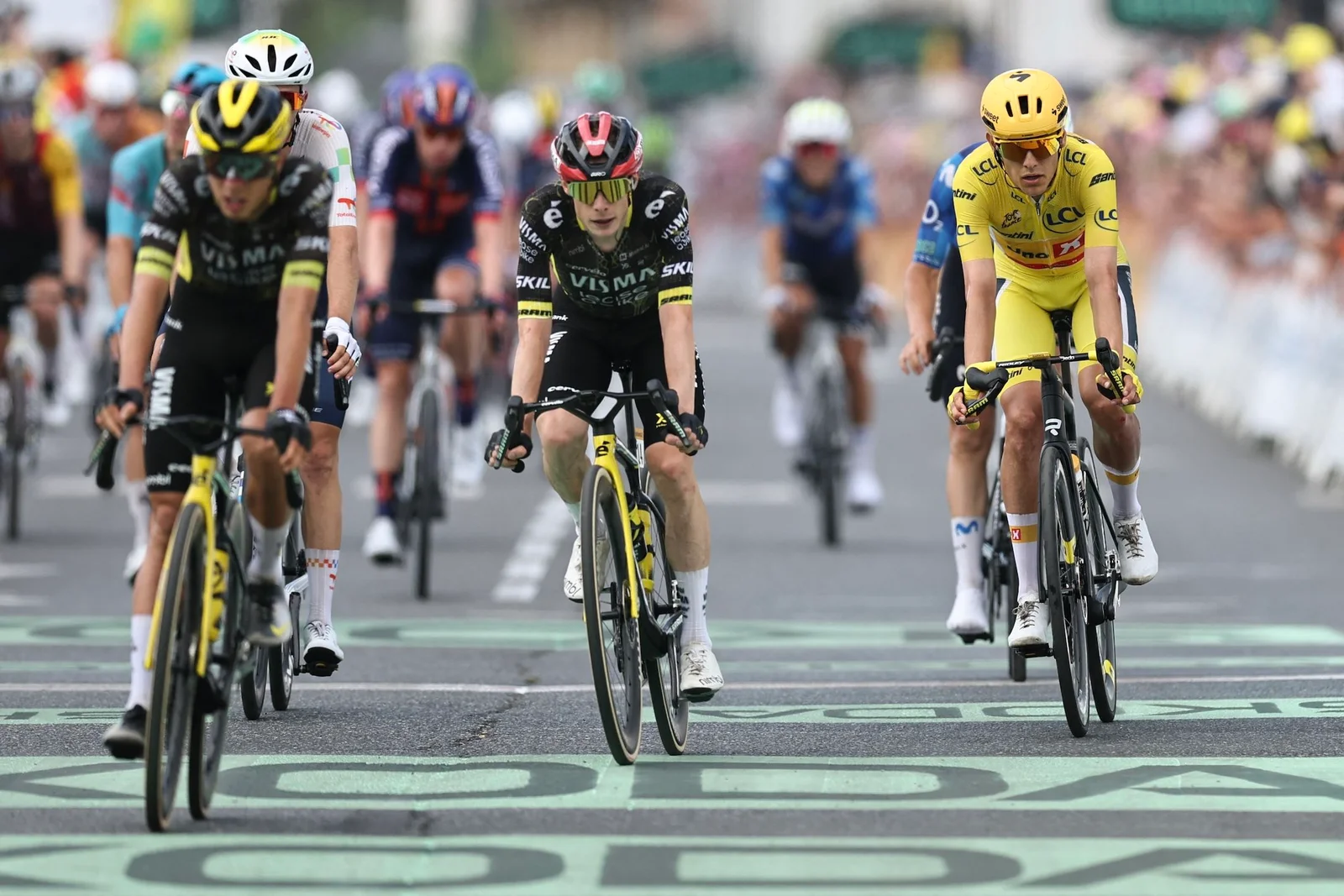Vingegaard survives late crash by finishing on teammate’s bike in Stage 5