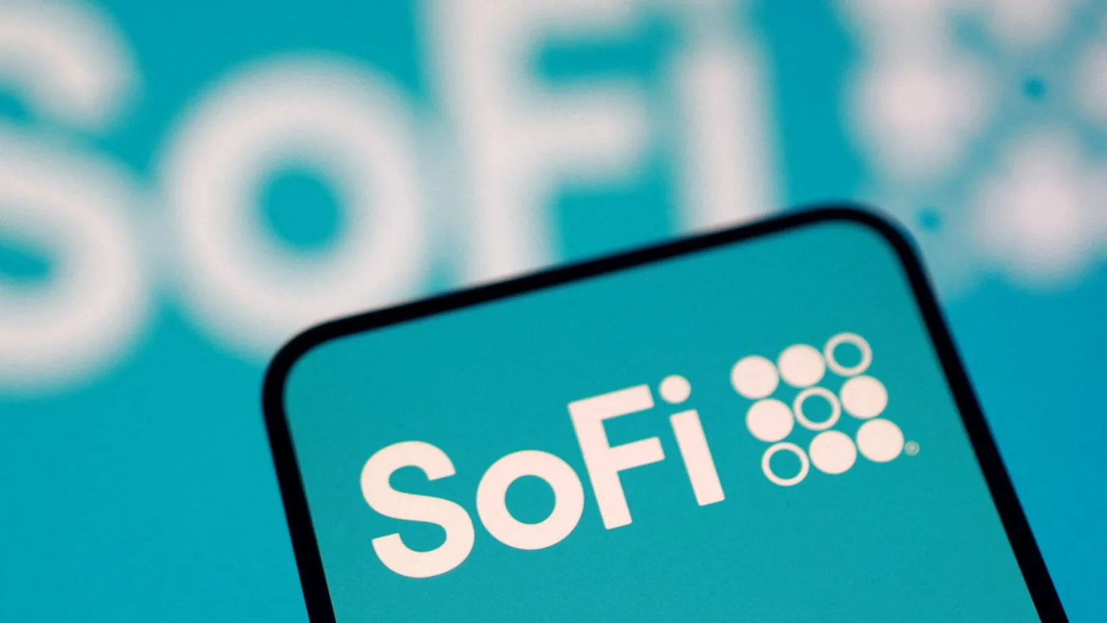 SoFi Holds Guidance Amid Macro Uncertainty as Growth Remains Strong