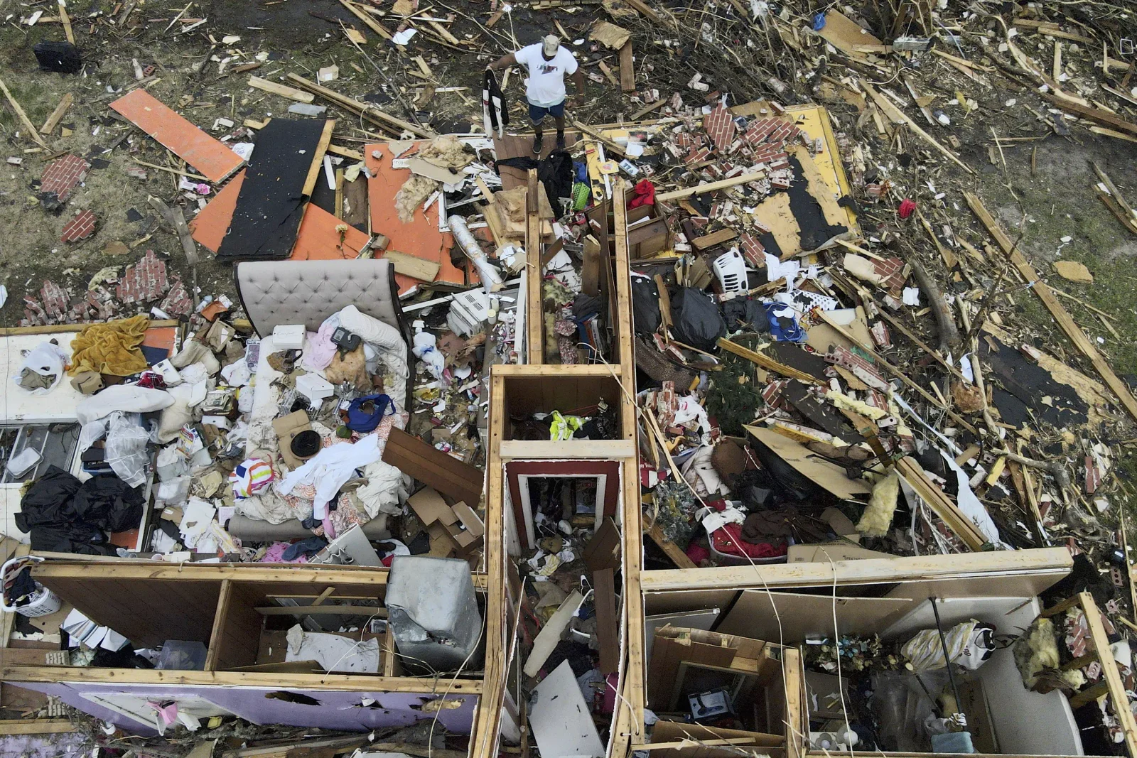 Severe storms and tornadoes threaten Midwest and South.