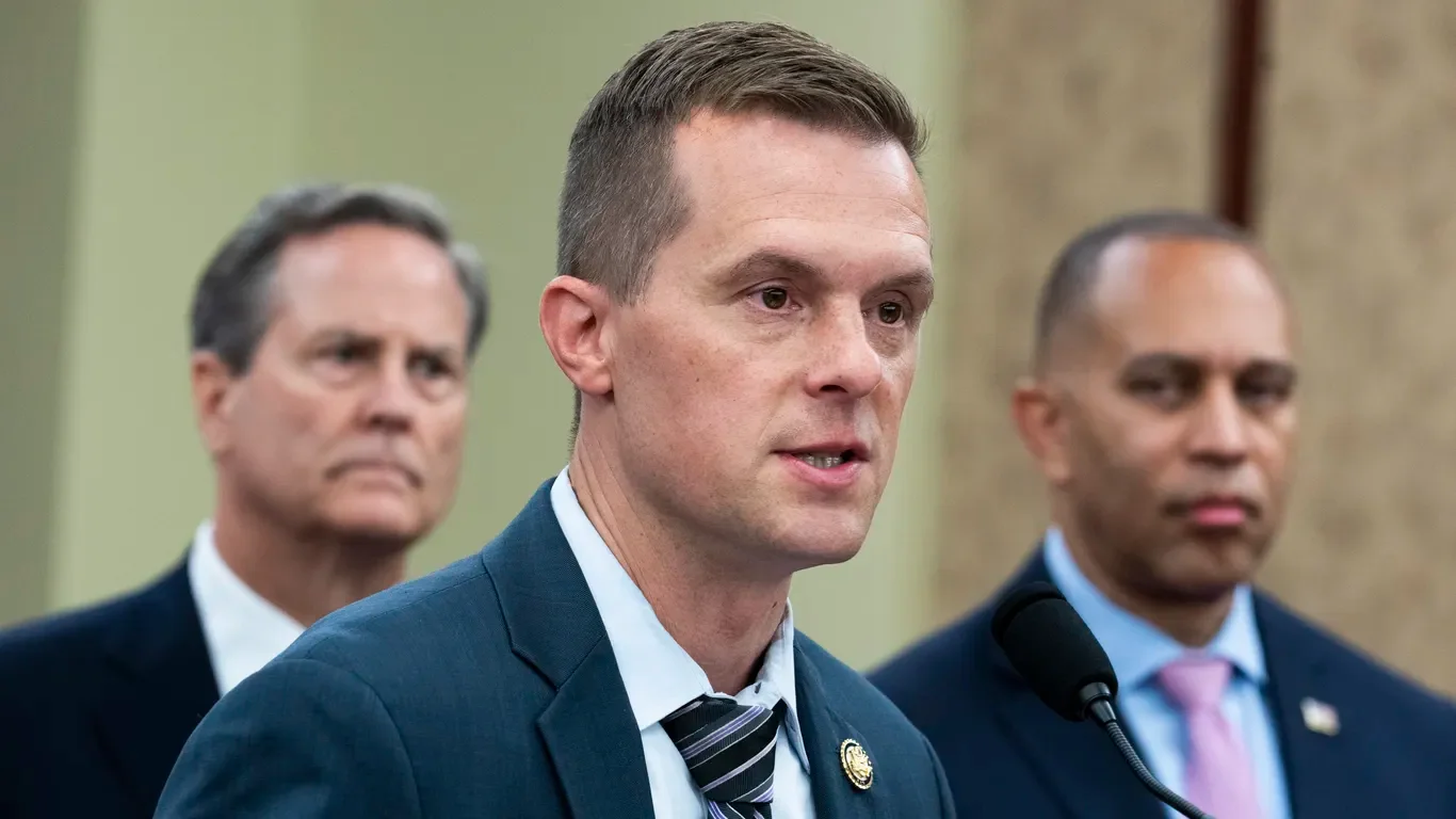 Centrist Dems defy leadership as key House rule passes 210-208