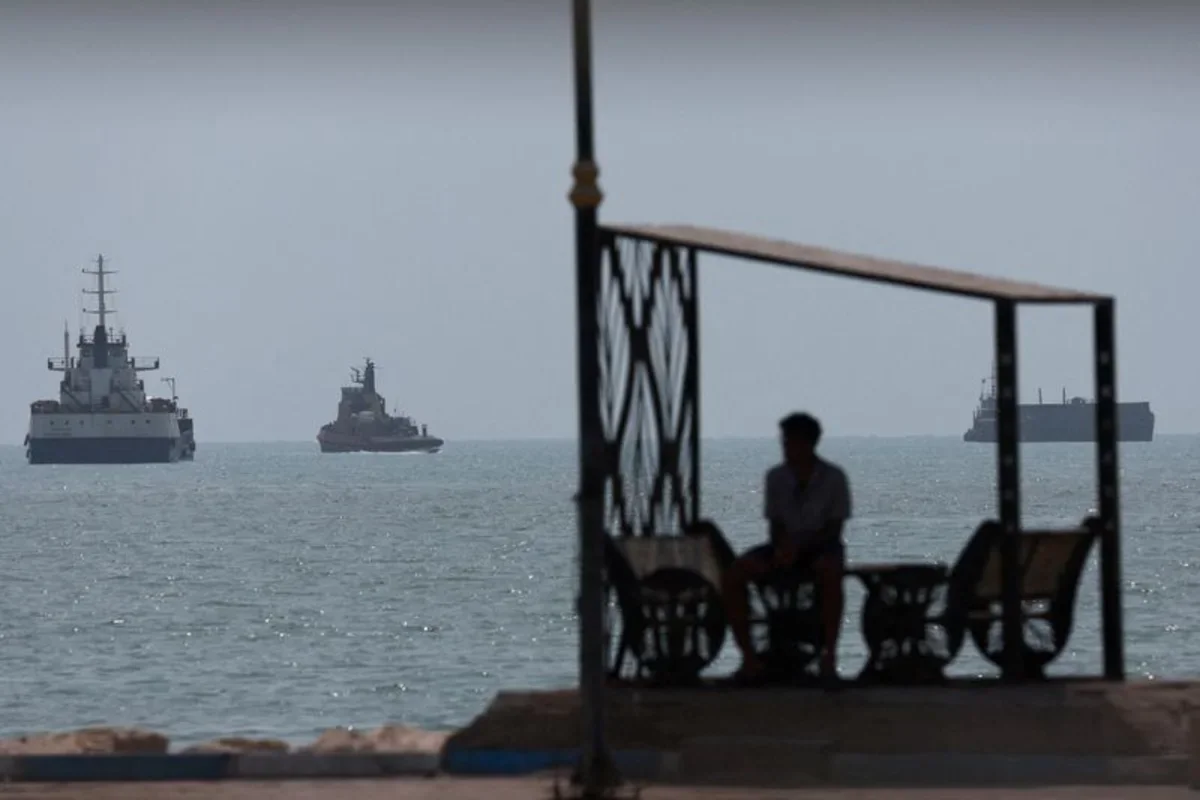 Oil climbs as U.S. strikes Iran's Larak Island, raising Hormuz tensions