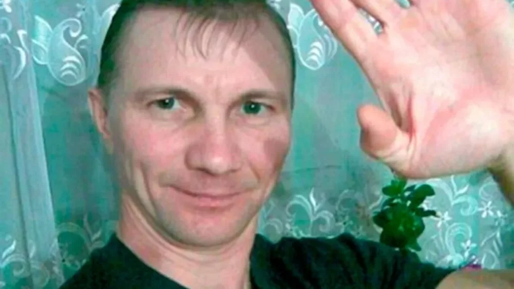 Russian Father Convicted and Sentenced to Jail After Daughter's Anti-War Art, Flees