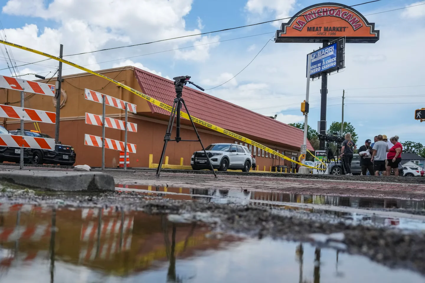 Witnesses dispute ICE version of Houston shooting