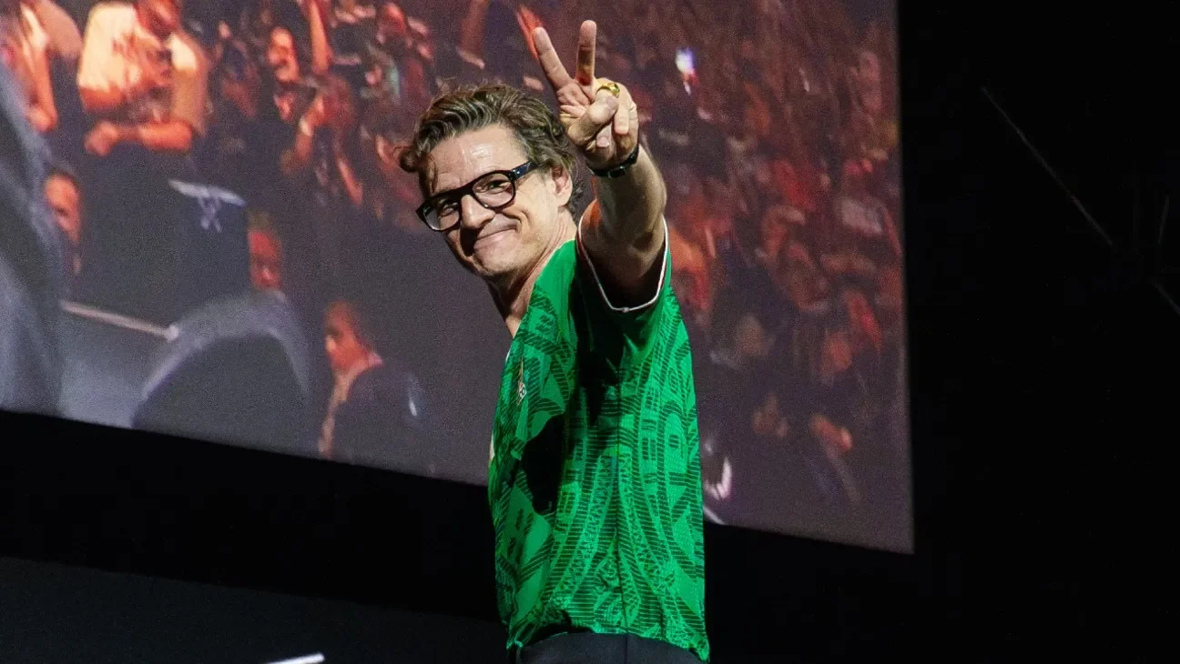 Pascal Breaks Down on CCXP Mexico Stage During Mandalorian Panel