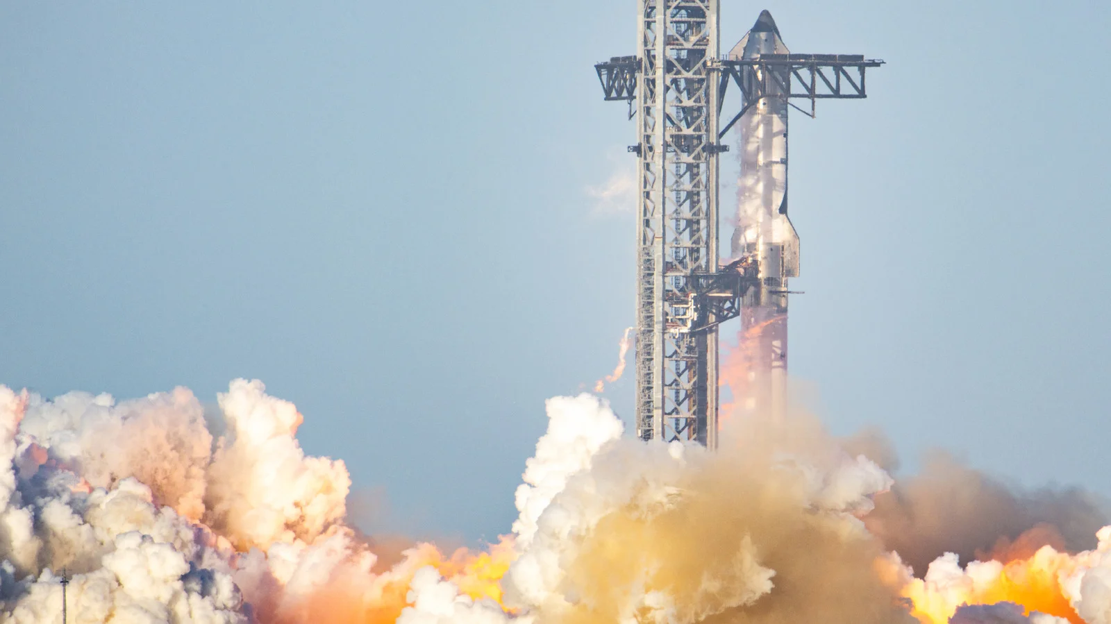 Raptor 3 Test Explodes, Delaying Starship’s Mars-Moon Ambitions