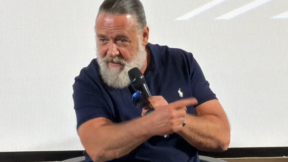 Crowe Defends Gladiator’s Moral Core, Rejects Sex Scenes for Sequel