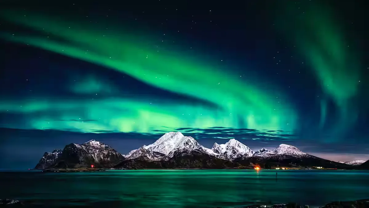 "Northern Lights Spectacle: 17 US States to Witness Rare Aurora Borealis Display"