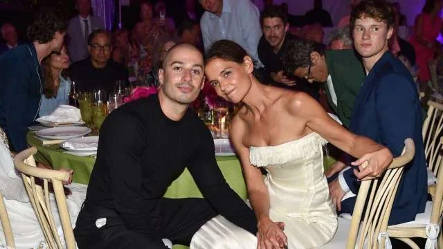 Holmes Publicly Embraces Romance with Jason Bard Yarmosky