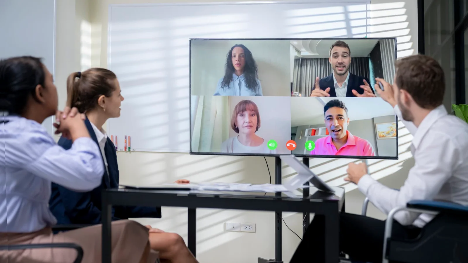 "Hybrid Work: Companies Adapt as Bosses Push Back on WFH Die-Hards"