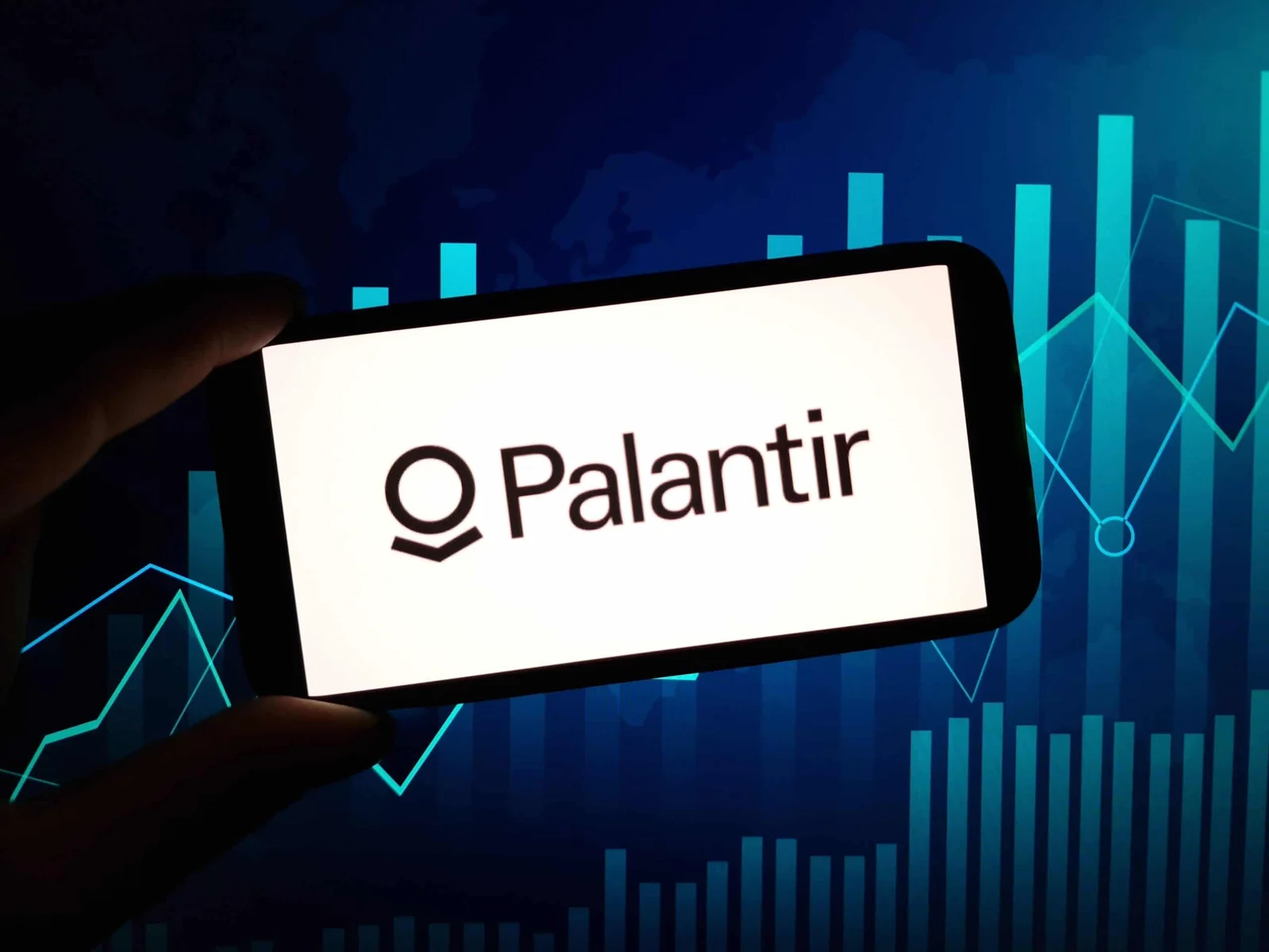 Palantir’s Growth Highs Clash with a 26% 2026 Drop: Is the Rebound Beginning?