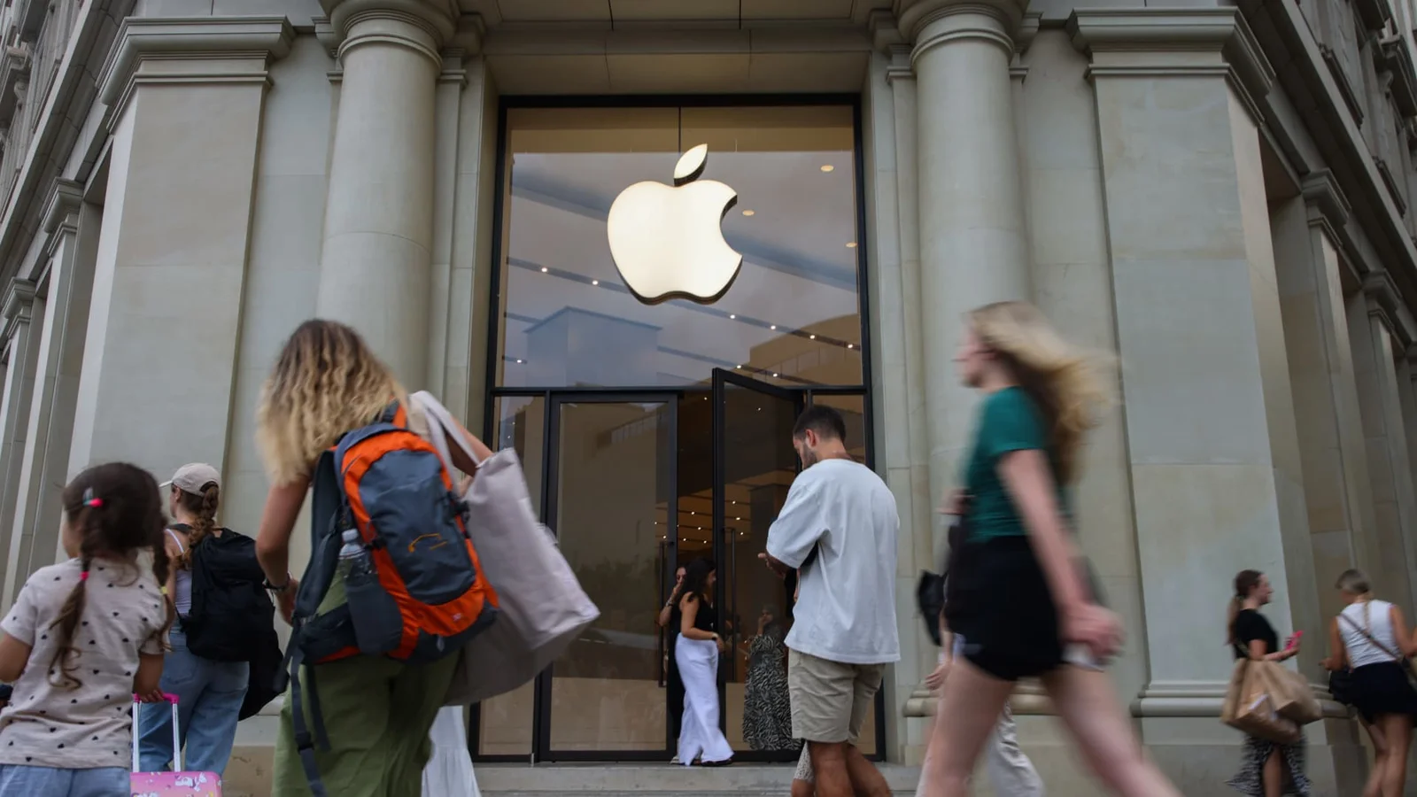 Apple Becomes Nasdaq Hedge as Correlation Slumps to 20-Year Low