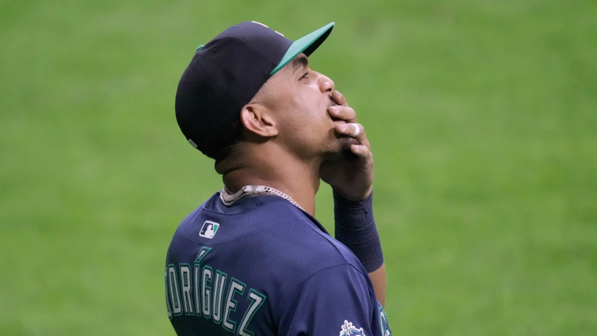 Brewers erupt for 22-0 win over Mariners as Rodríguez miscue caps historic rout