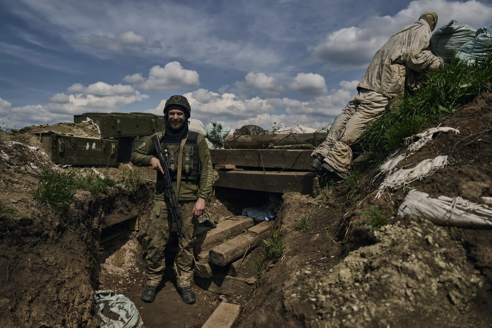 Russian forces attack Ukrainian museum, leaving casualties.
