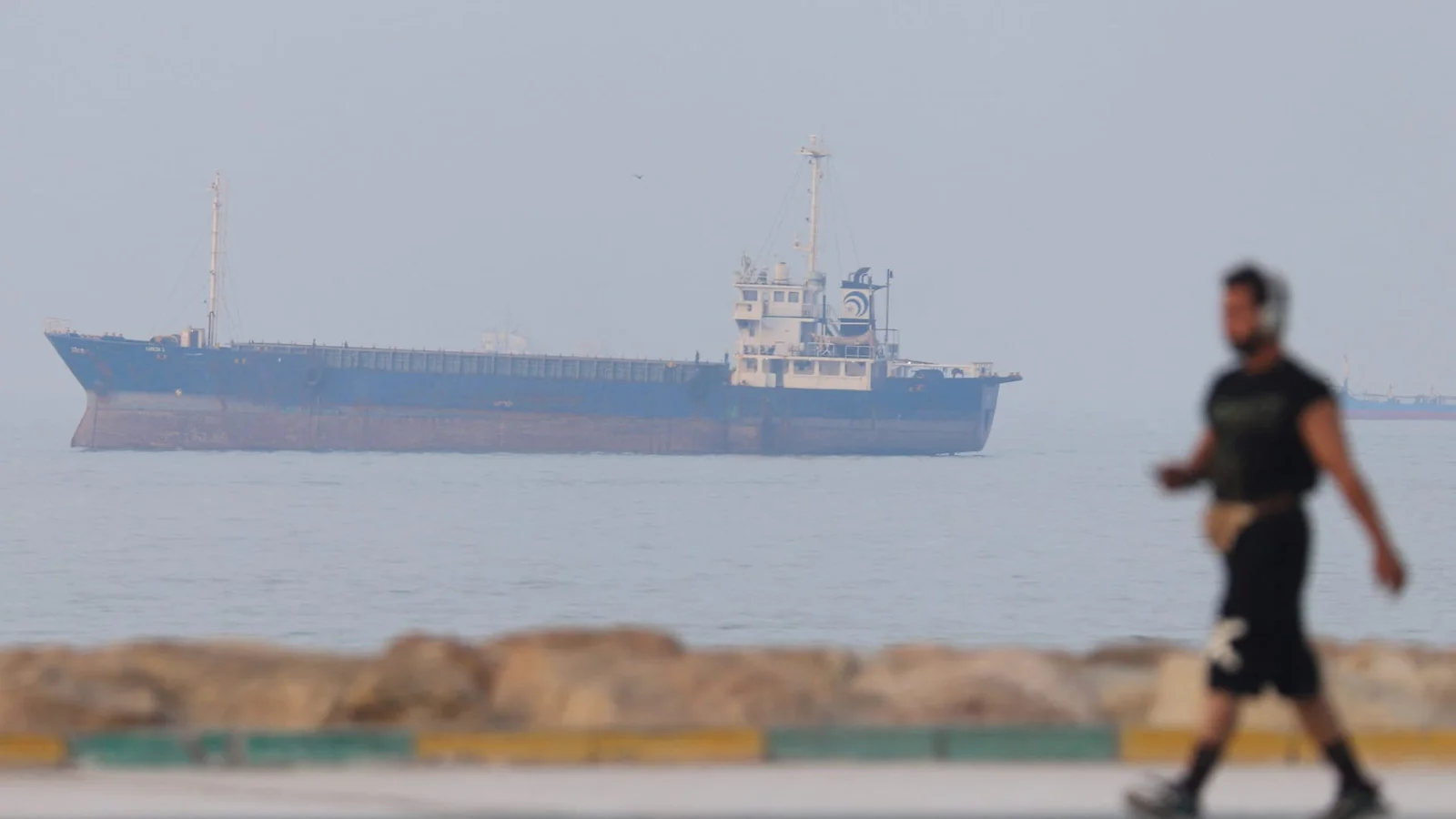Hormuz Traffic Slows as Iran-US Clashes Renew Oil-Route Tensions