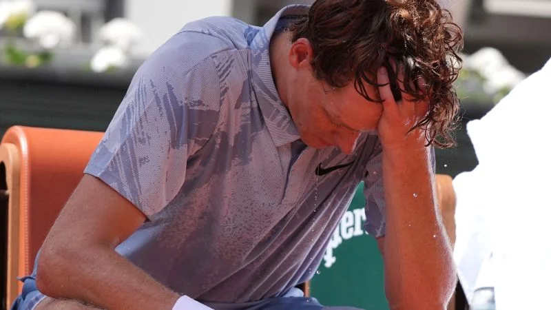 Paris heat derails No. 1 Sinner in Roland Garros upset