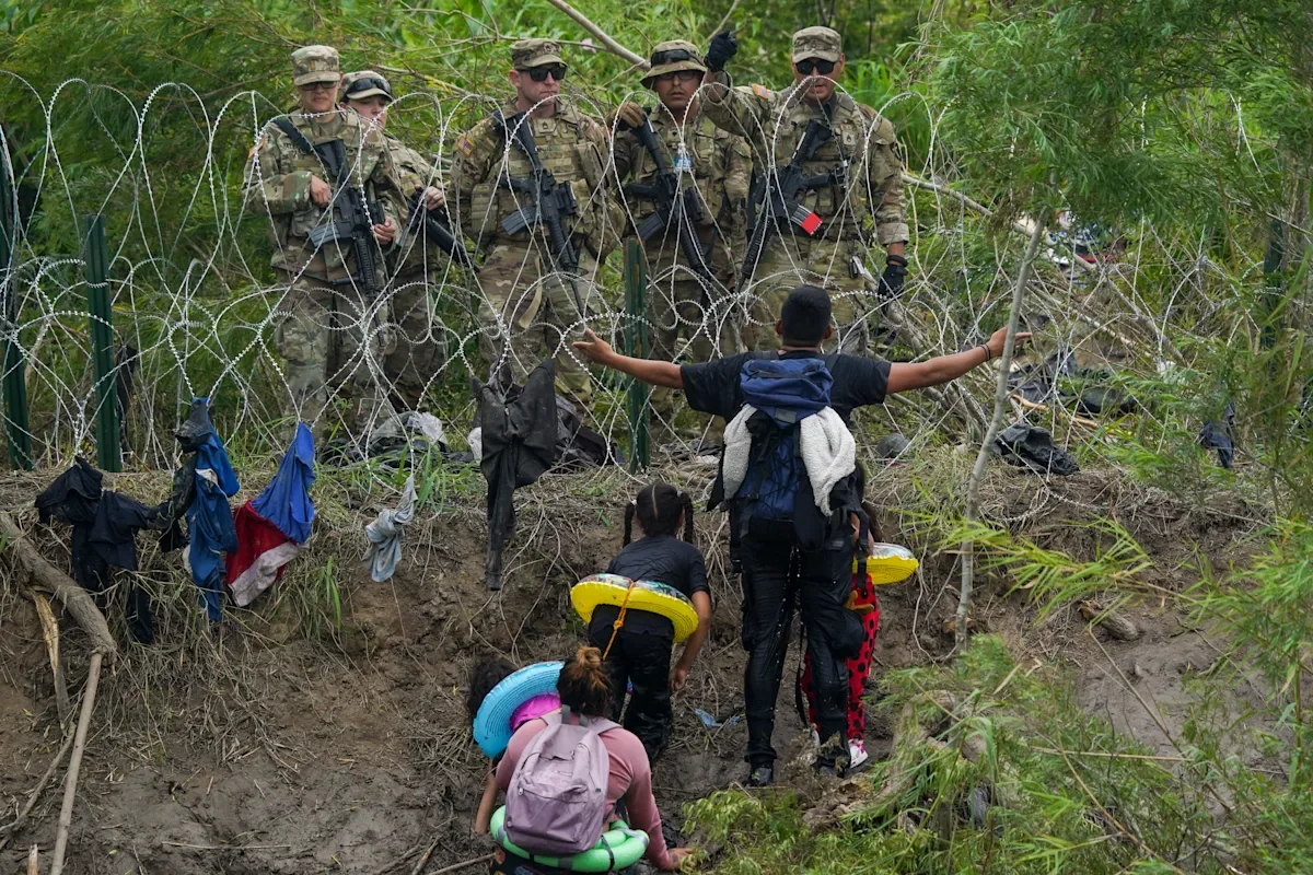 Last Minute Rush of Migrants Across US Border as Title 42 Expires.