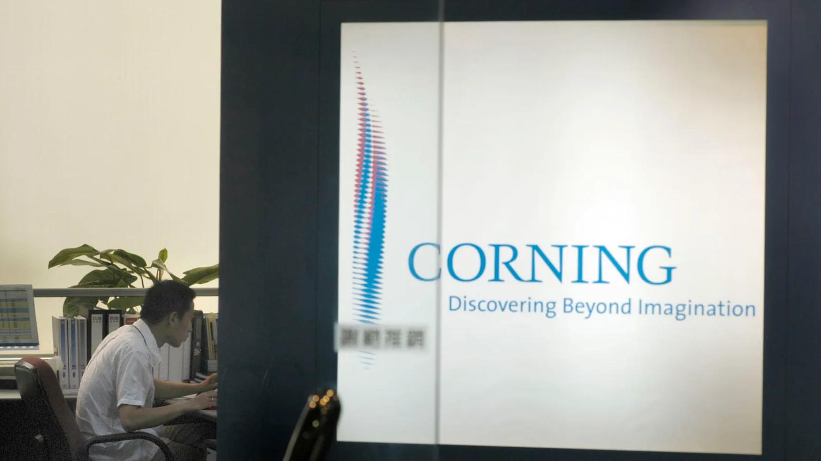 Corning Slides 16% After Q2 Beat as Q3 Revenue Forecast Misses