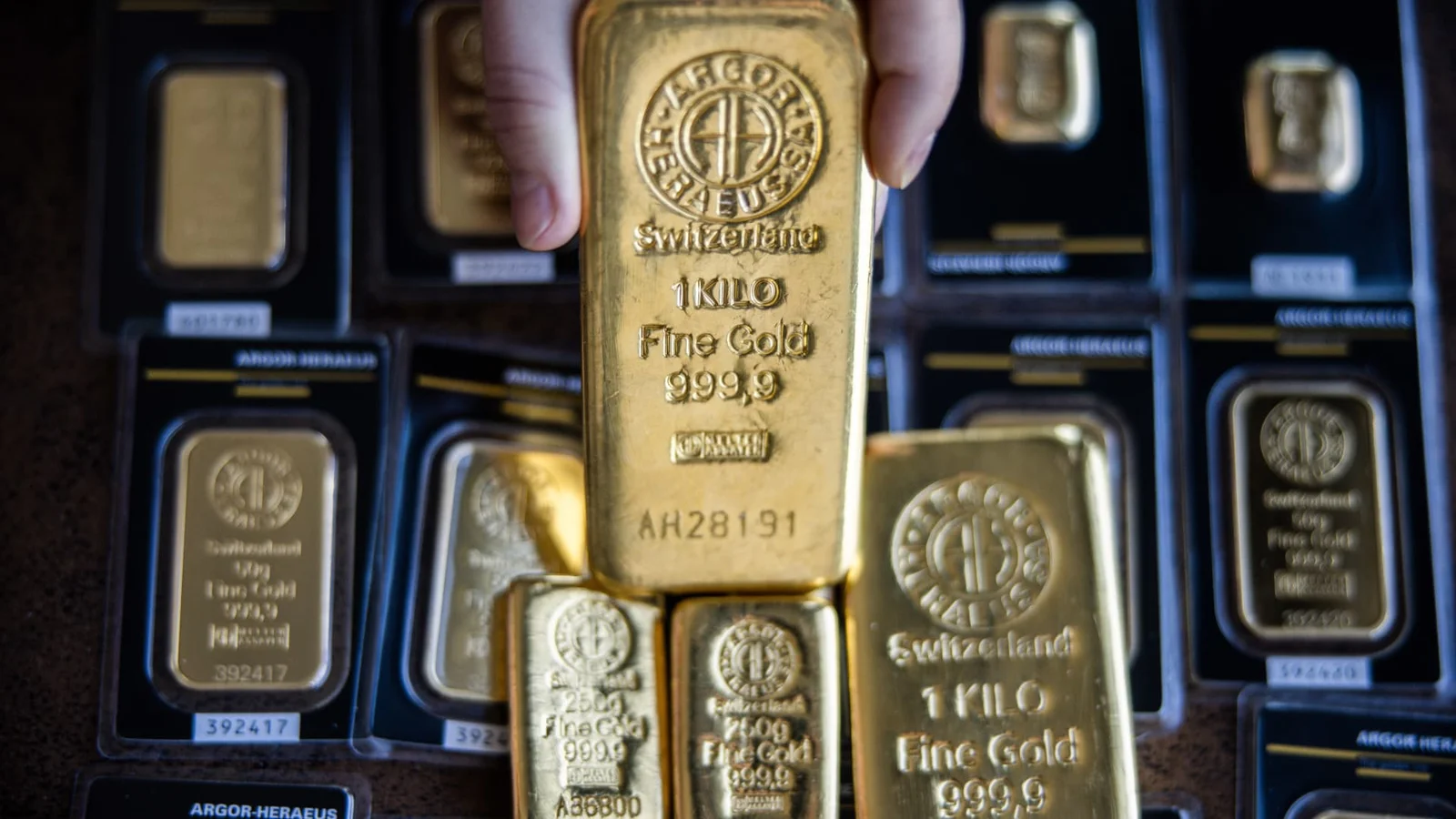 Gold Set for Weekly Gain on Fed Rate Pause Expectations