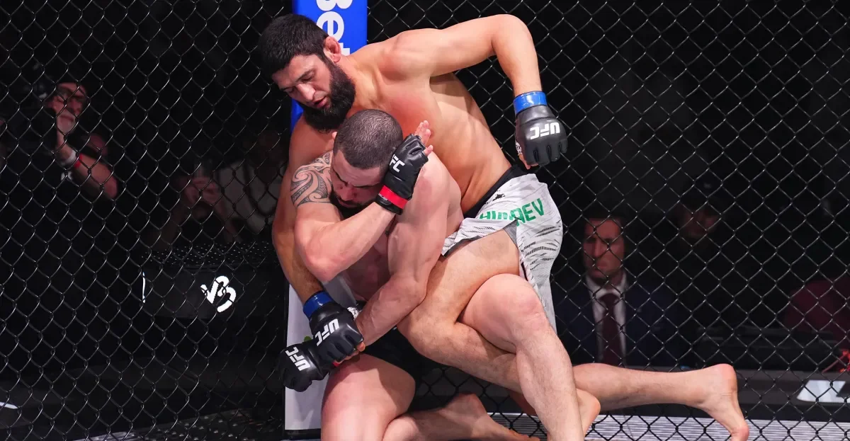 Whittaker: Chimaev will run through Strickland at UFC 328