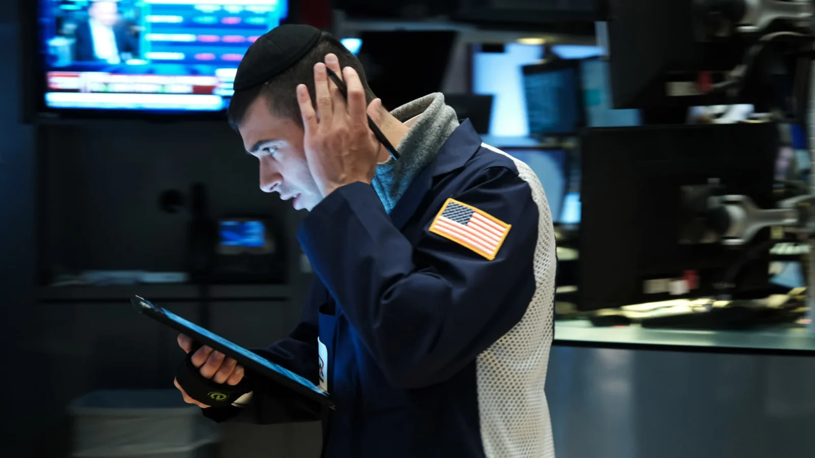 Investors weigh U.S. economy as Treasury yields drop and inflation recedes