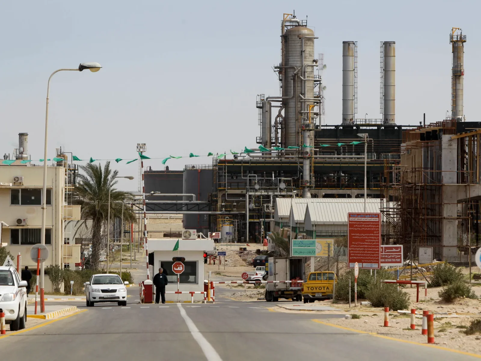 Clashes force shutdown of Libya’s Zawiya oil refinery