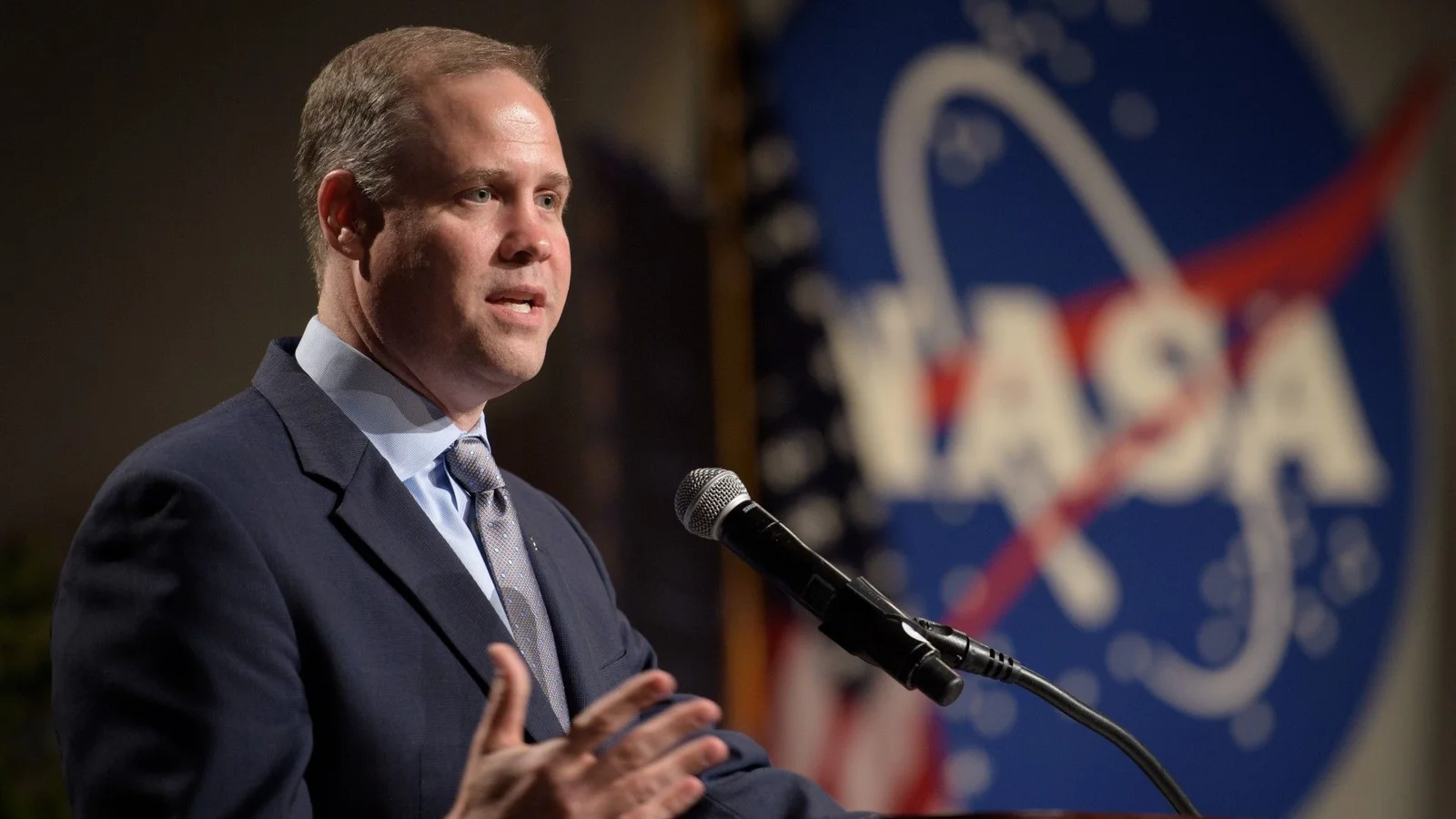 Ex-NASA Chief Warns Artemis Lander Plan Is Too Complex for 2028 Moon Return