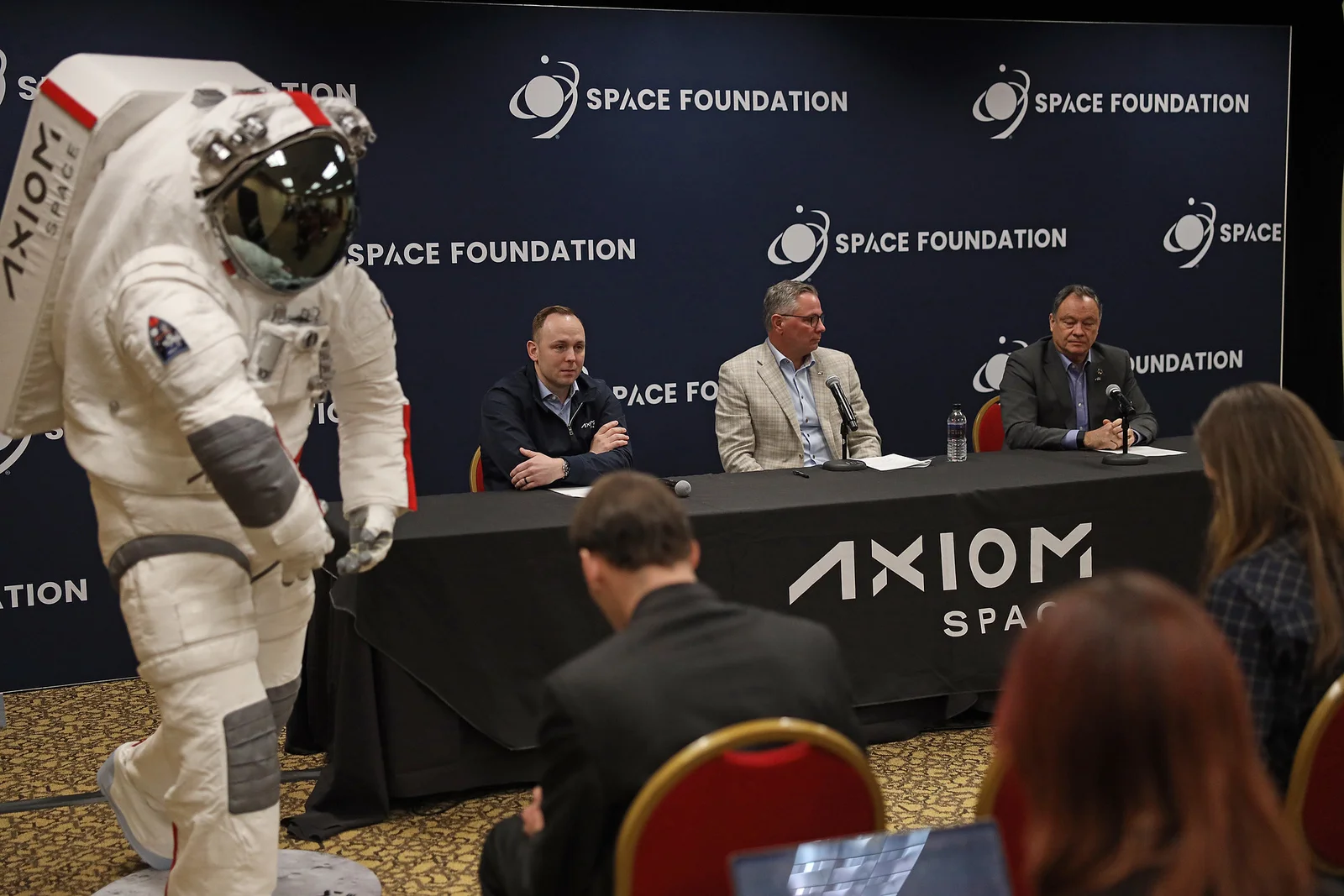 Axiom Eyes 2027 Spacewalk Suit Test on ISS or Artemis 3