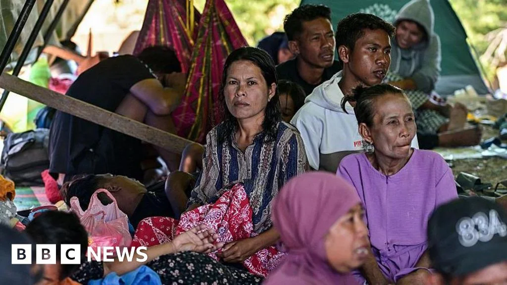 Flores quake strains aid networks as aftershocks continue