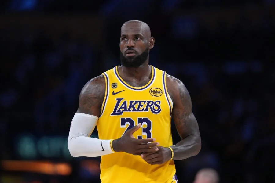 LeBron James Free-Agent Shuffle: Cavaliers Lead as Other Teams Keep Pitches Coming