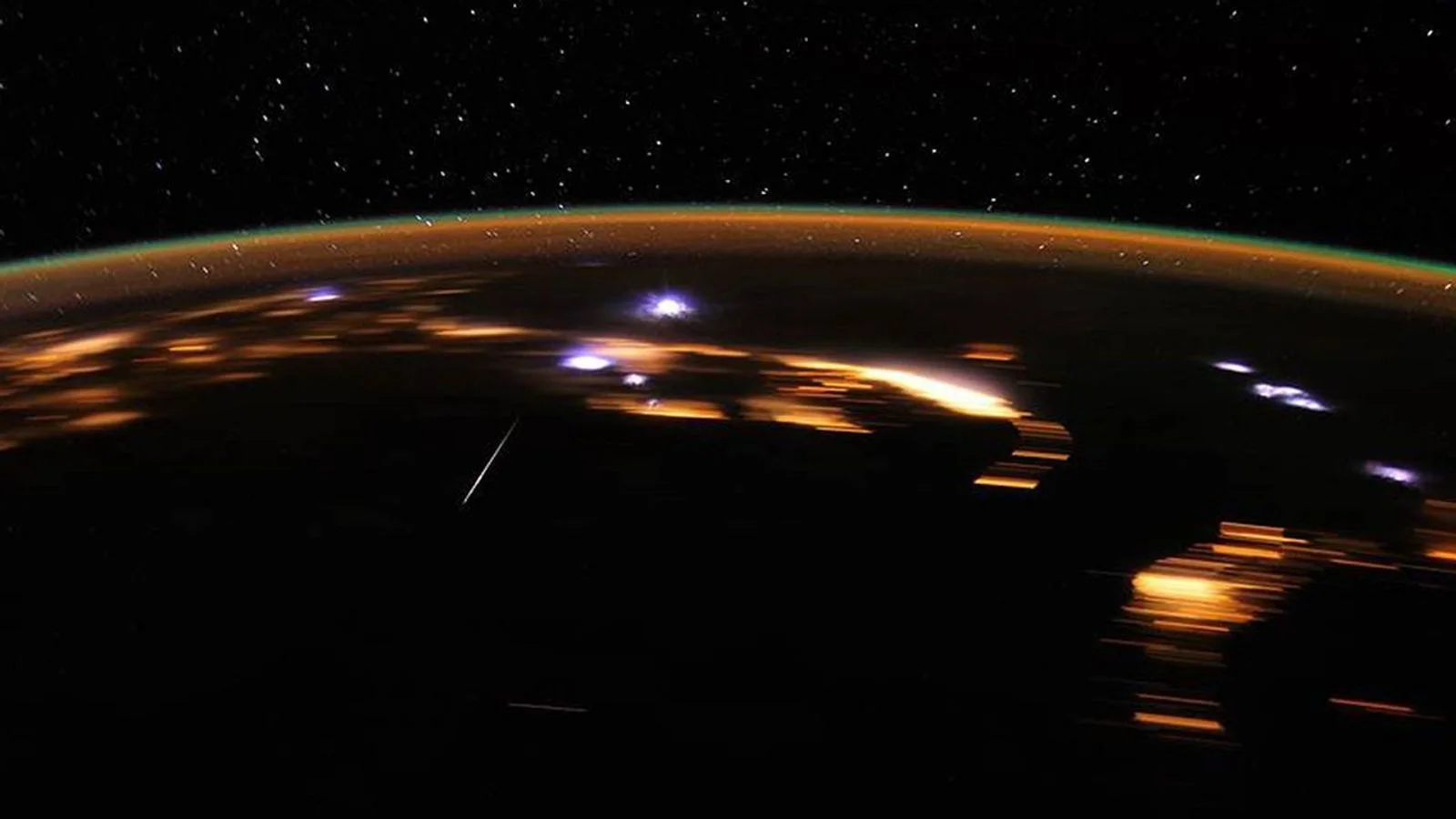 Lyrid meteor shower 2026 peaks under moonless spring skies