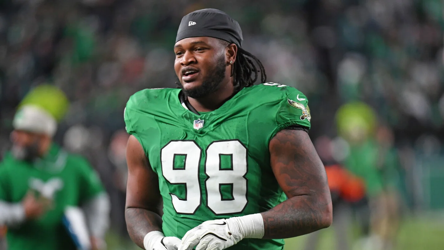 Carter signs record-setting four-year extension with Eagles