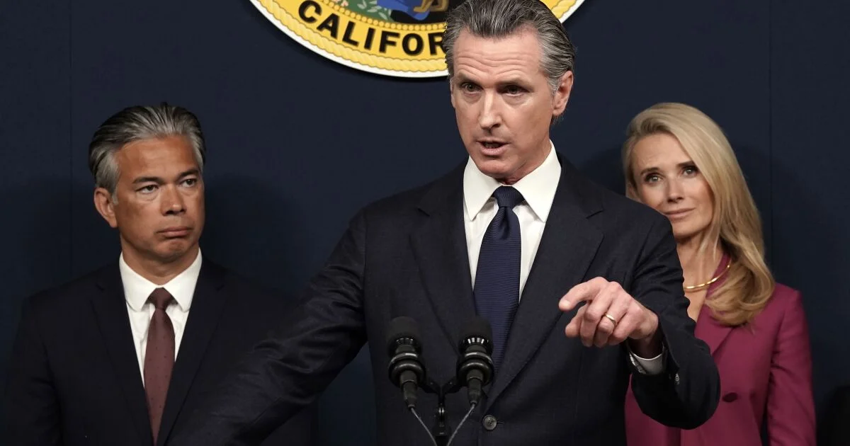 California investigates private jet transporting migrants to Sacramento.