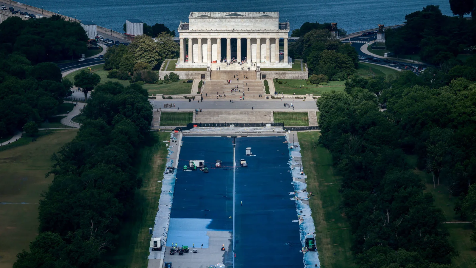 Blue-Lined Lincoln Reflecting Pool Set to Return Ahead of Independence Day