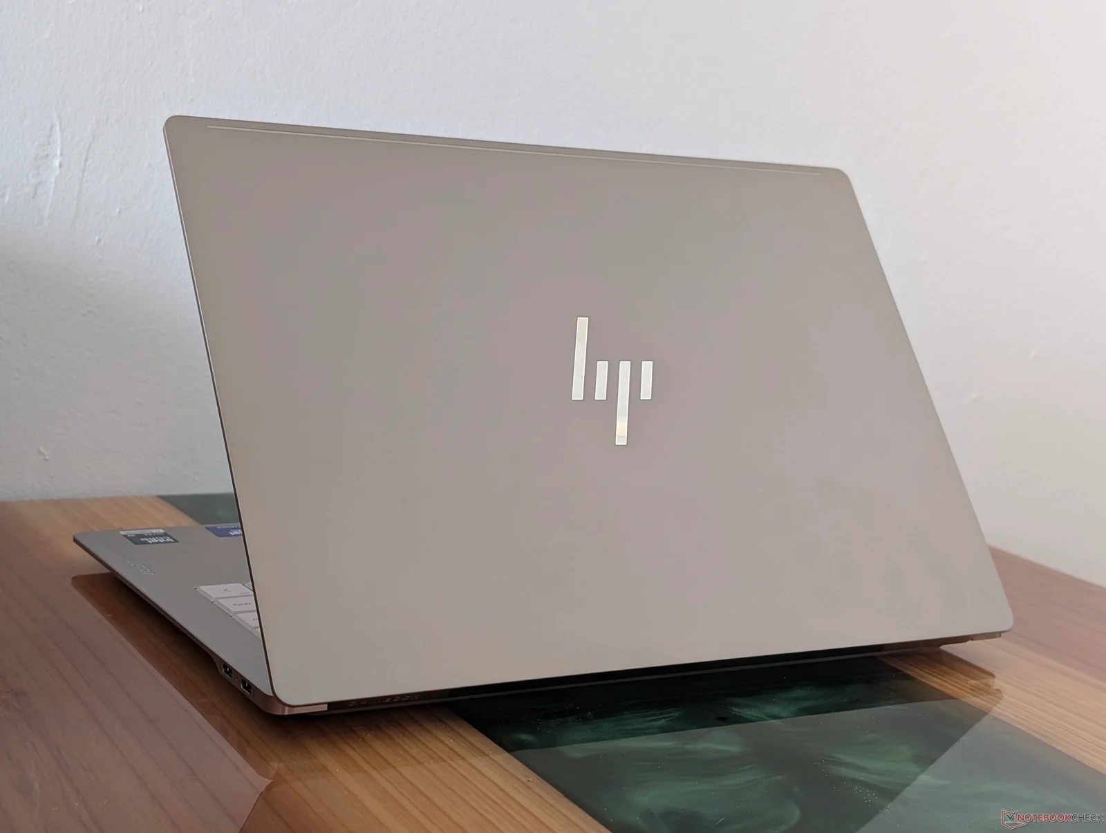 HP OmniBook Ultra 14 Raises the Bar with 120 Hz OLED HDR Display