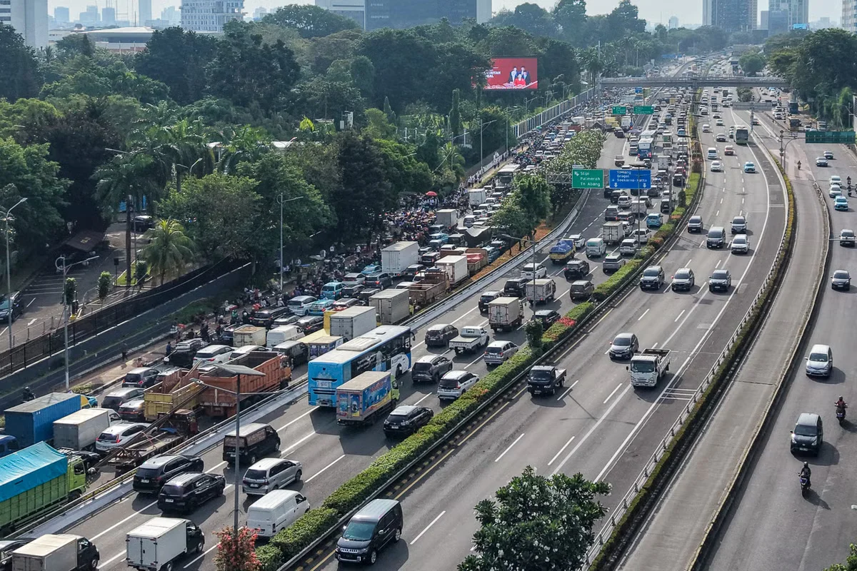 Indonesian Highway Crash Kills 13, Including Wedding Guests