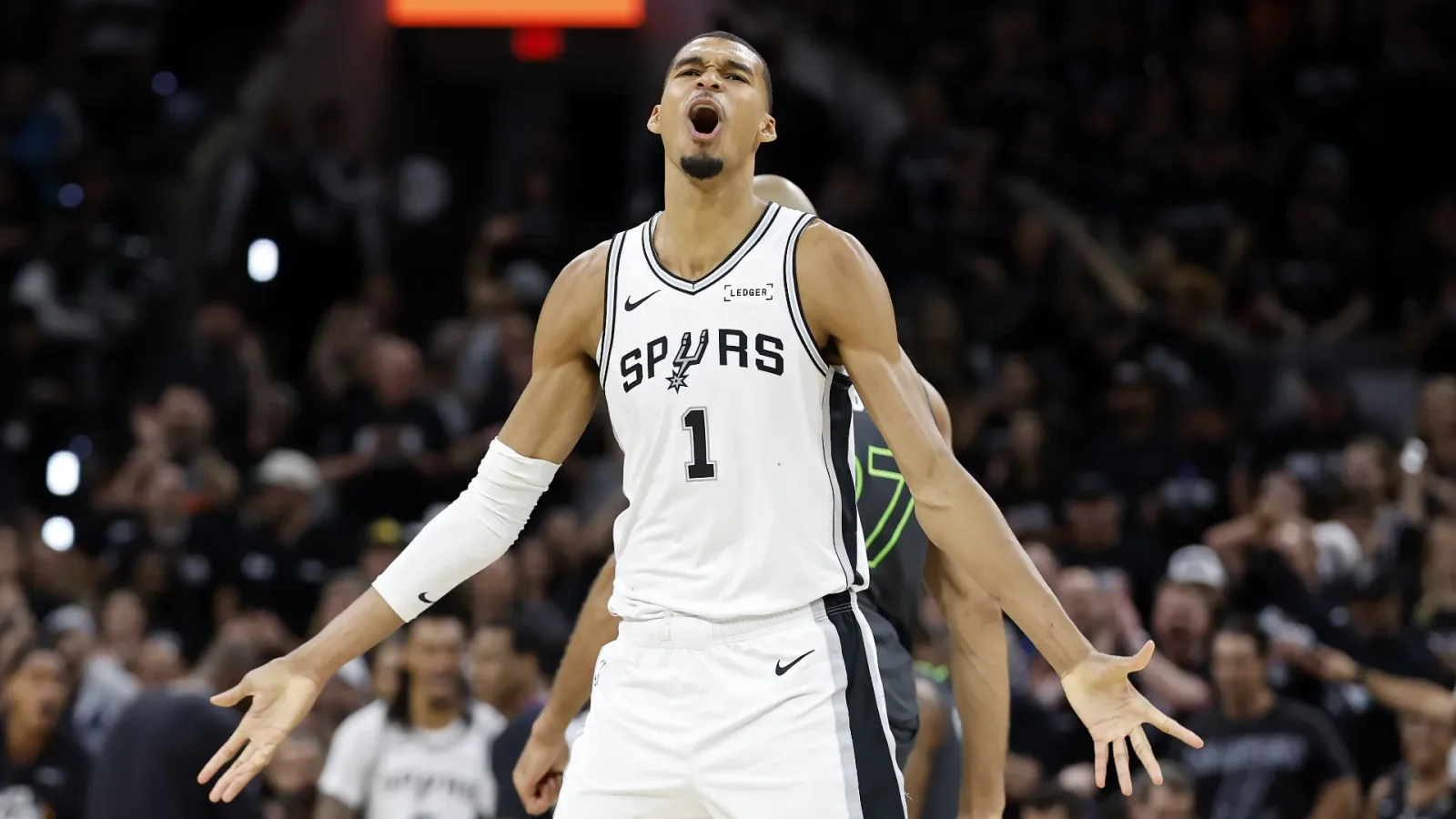 Spurs surge to blowout win, tie West semifinal 1-1