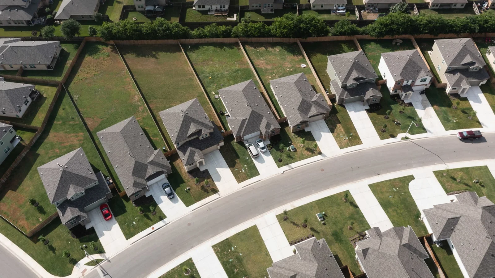 Bank failures and lockdowns lead to fluctuating mortgage rates.