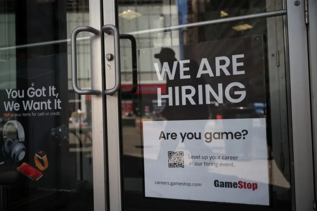 Jobless claims dip to 226,000 as labor market stays resilient