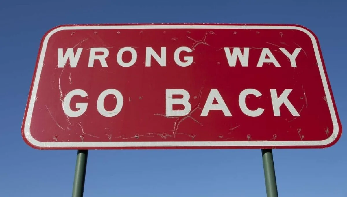 AI Advice Elevates Confidence While Undermining Accuracy