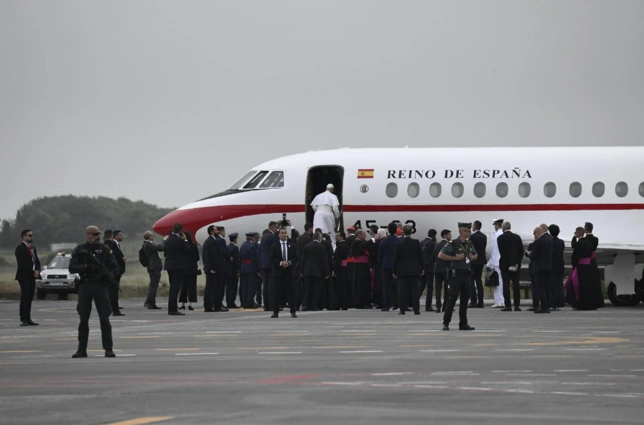 Spanish King Provides Plane for Papal Return After Tenerife Snag