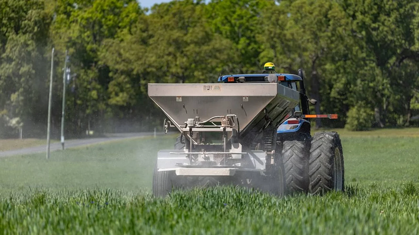 Fertilizer squeeze pushes U.S. farmers to cut inputs and pivot to soybeans