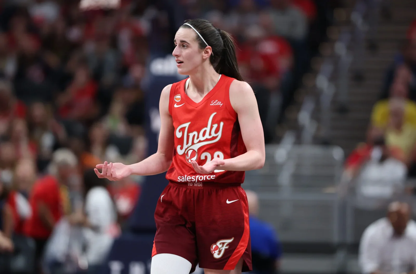 Navratilova: Caitlin Clark must take a stand in the trans-athletes debate