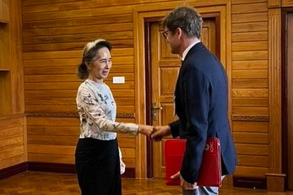 Suu Kyi Makes Rare Red Cross Contact in Myanmar