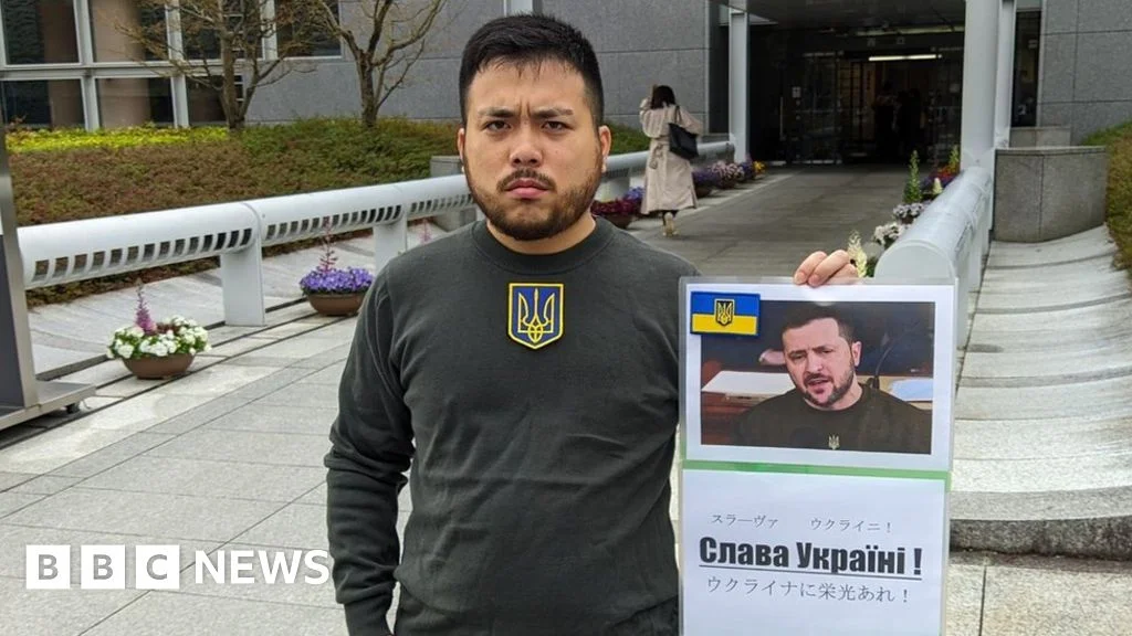Japanese student's graduation outfit pays tribute to Ukrainian president.