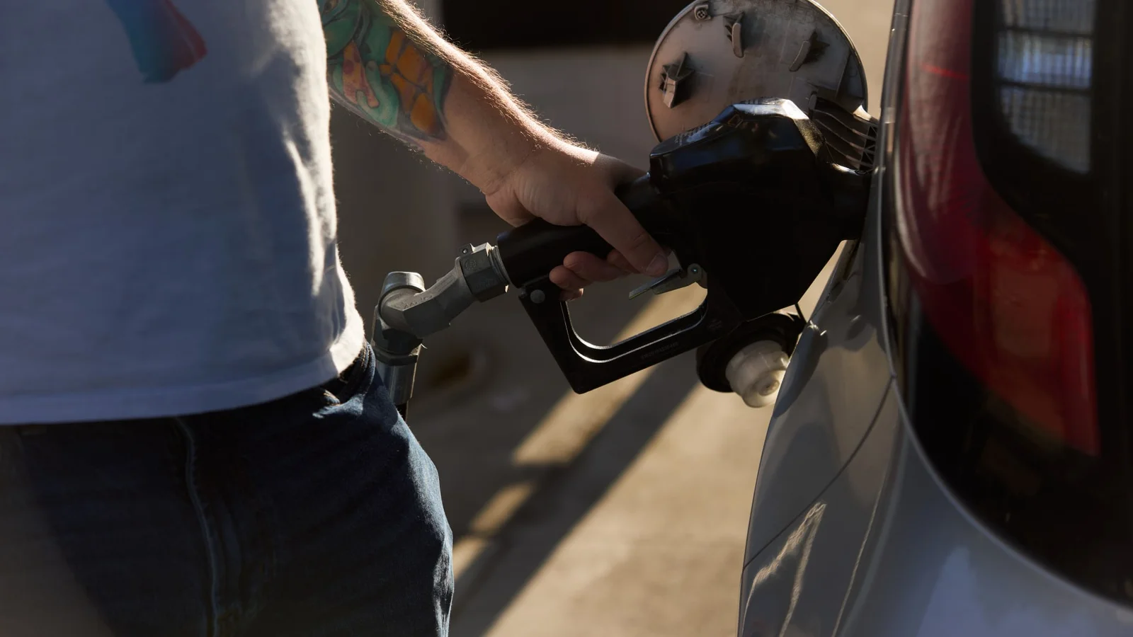 Gas-Price Signals Shake Retail Forecast as Walmart Warns, While Honeywell Bets on Quantum