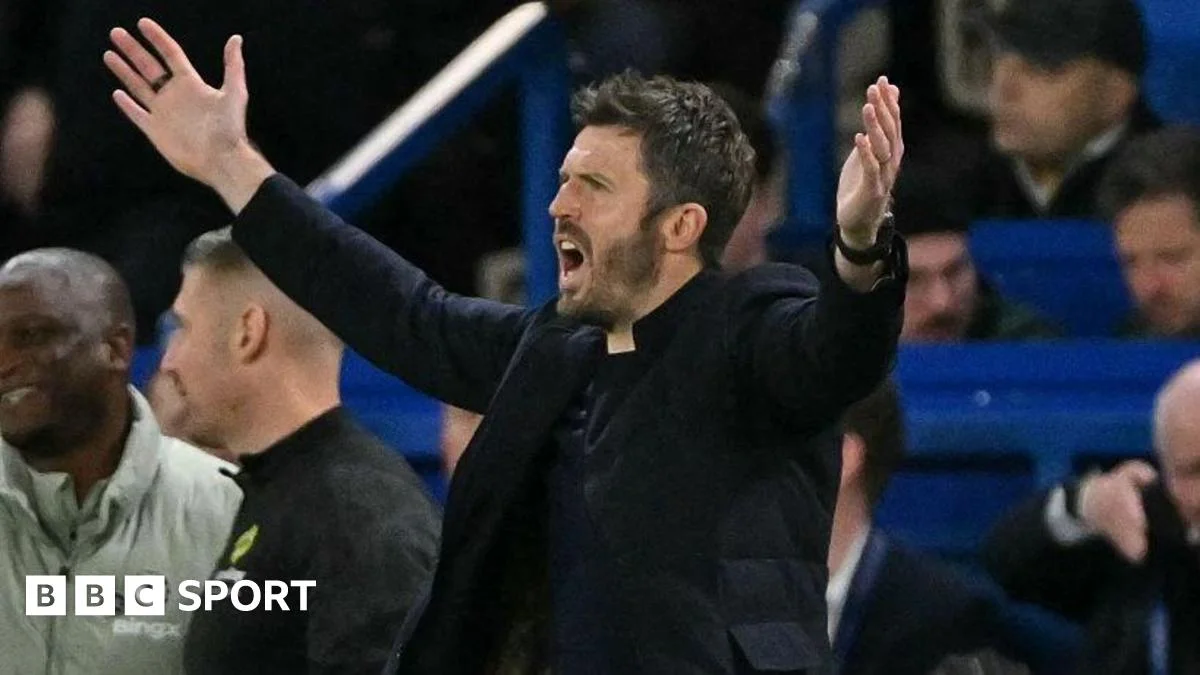 Carrick steadies United as Chelsea win fuels Champions League chase