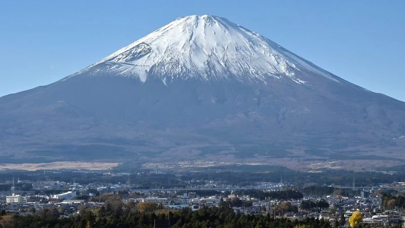 Father Leaves 7-Year-Old Waiting on Mount Fuji During Family Hike, Police Warn