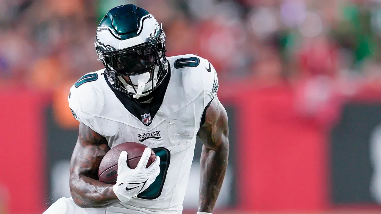 "Swift's Dominance Propels Eagles to Undefeated Streak Against Bucs"