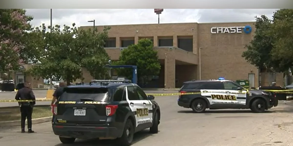 Man defends himself, kills 2 robbers at ATM